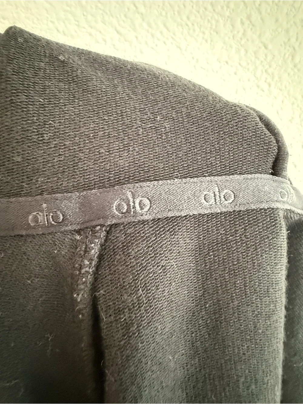 ALO Yoga Black Cropped Hoodie - Picture 3 of 3
